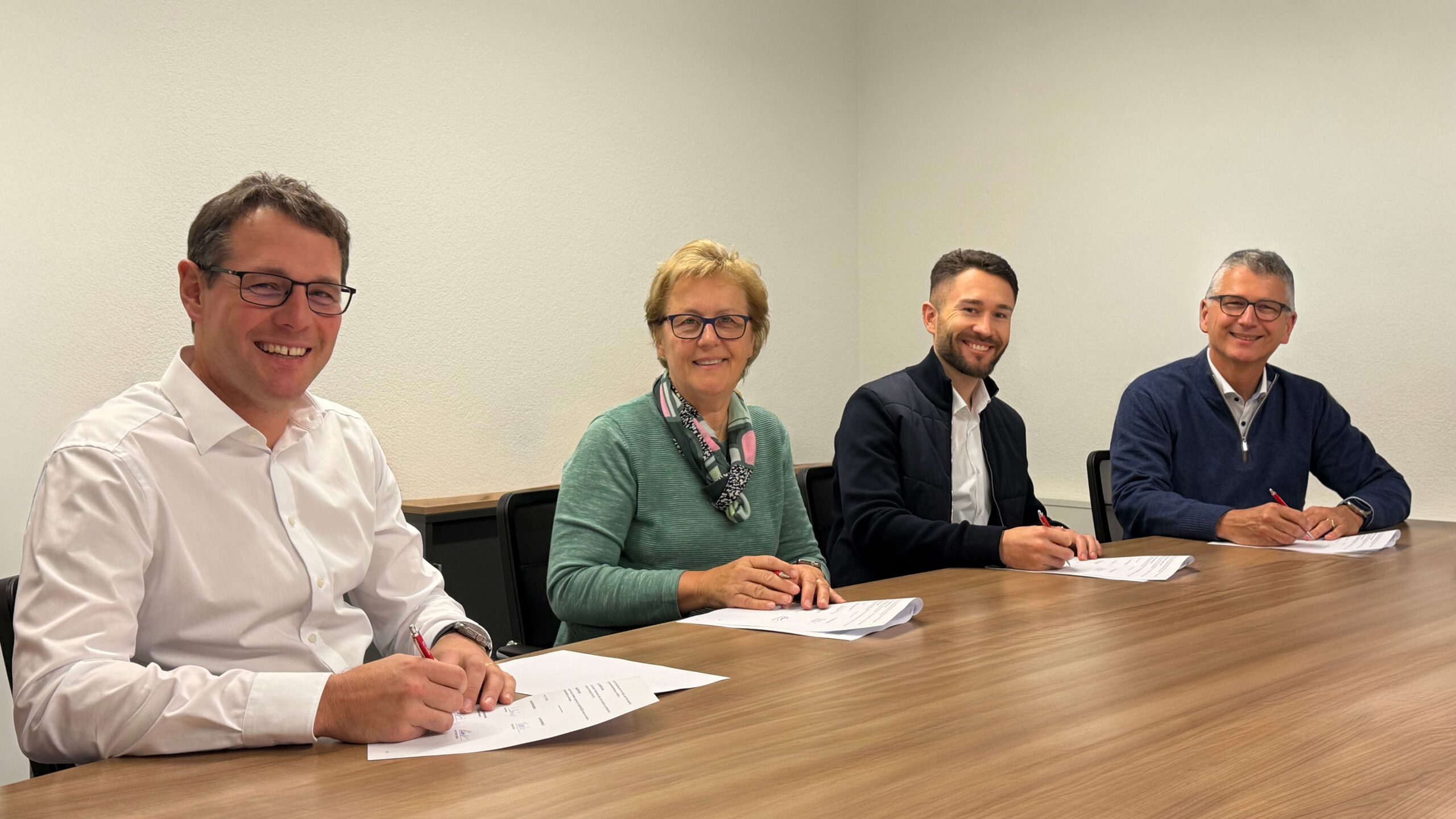 ALFA Klebstoffe AG 迎来新一代接班 1 从左至右:Christian Bänninger、Maya Bänninger、Andri Simmler 与 Thomas Simmler 签署 ALFA 公司交接文件。