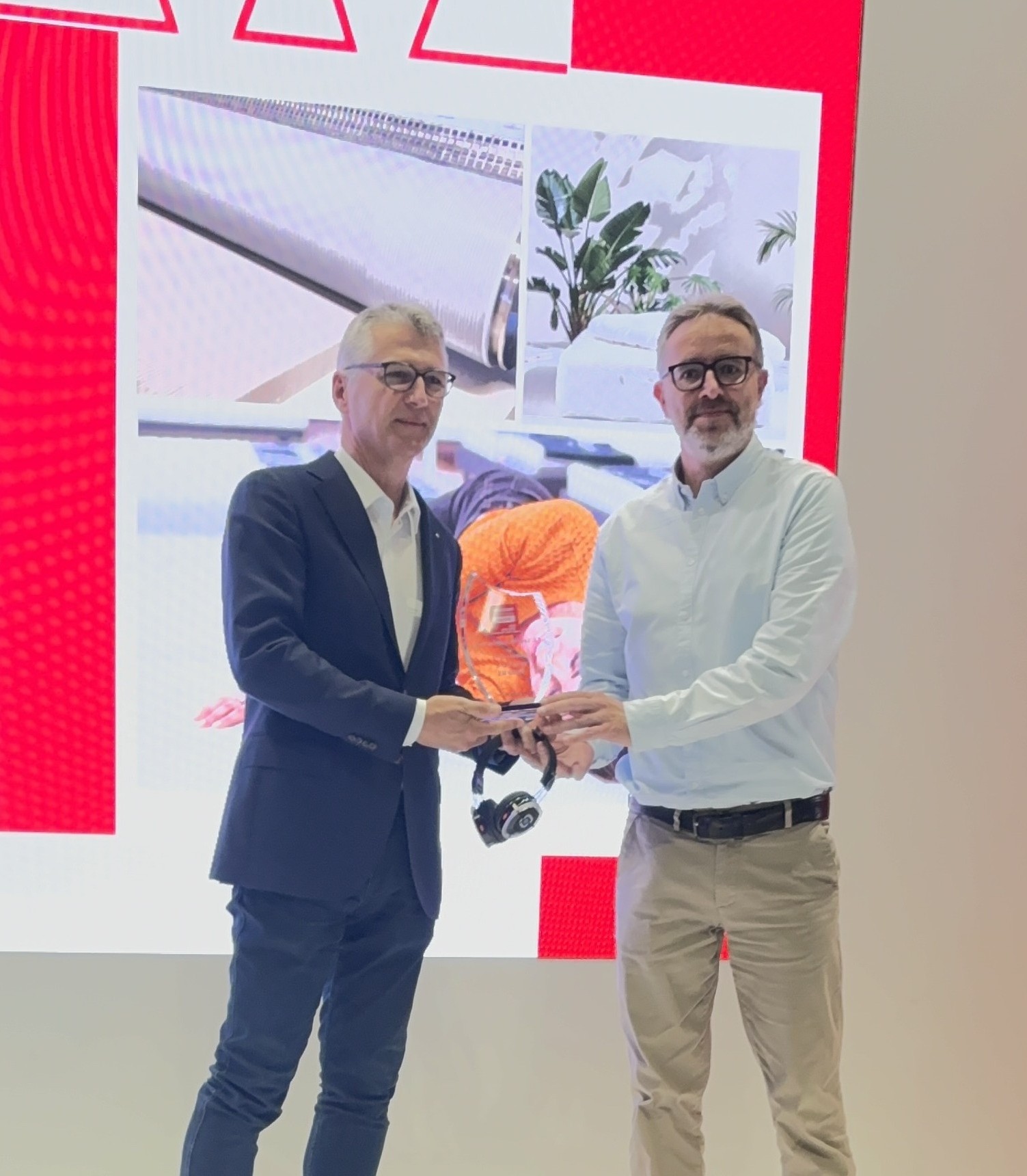 SIMALFA® 475-SGT 荣获 2026 年 interzum forum italy 奖项 3 Thomas Simmler 代表团队领取 SIMALFA® 475-SGT 2026 年大奖