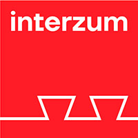展览会 6 Interzum-Logo in roter Farbe mit weißer Schrift und geometrischen Linien.